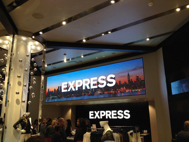 Express installiert zwei D3 Gro format Displays in seinem neuen