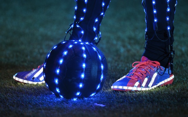 tráfico amanecer símbolo La nueva velocidad de la luz con Led promociona las nuevas zapatillas de  fútbol de Leo Messi