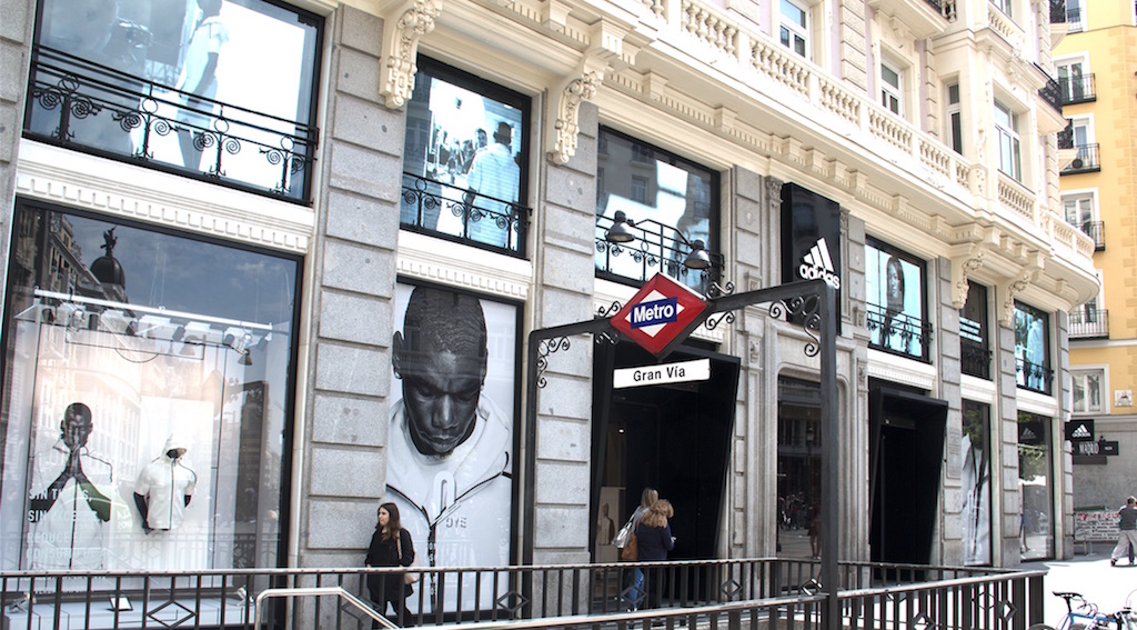 Adidas transforma con pantallas Led los ventanales de su renovada tienda en  la Gran Vía de Madrid