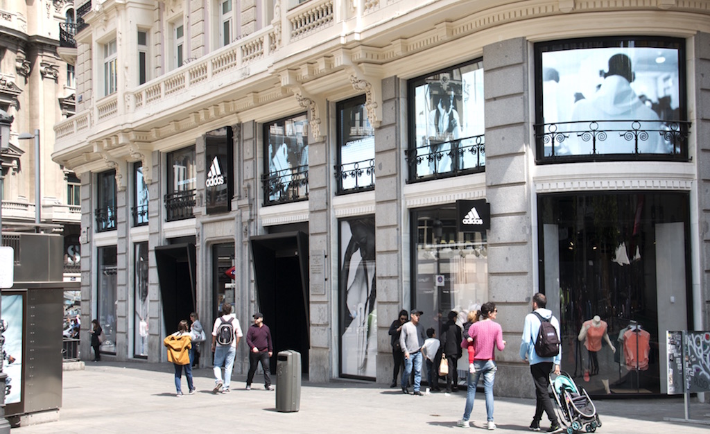 Adidas con pantallas Led los ventanales de su renovada tienda en la Gran Vía de Madrid