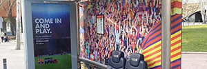El Barça recluta a los transeúntes desde una marquesina de autobús interactiva