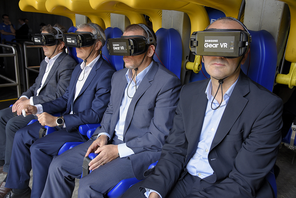 Parque Warner da un paso adelante en su experiencia de ocio y lleva la realidad  virtual a una montaña rusa