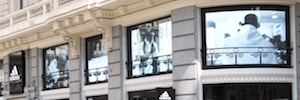 Adidas transforma con pantallas Led los ventanales de su renovada tienda en la Gran Vía de Madrid