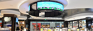 Una gran pantalla circular atrae la atención de los viajeros en la World Duty Free de Detroit