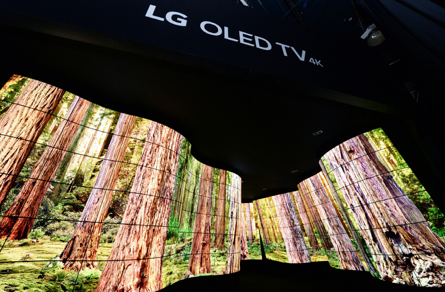 LG da a conocer en Las Vegas una pantalla OLED UHD enrollable de 65