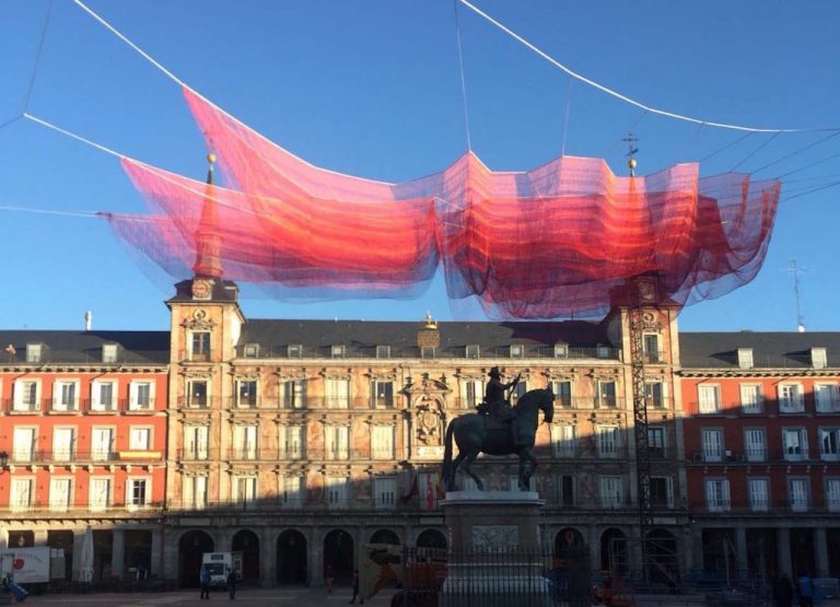 Madrid 1.8: la escultura flotante y luminosa que cubre la ...