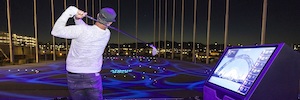 Elation Proteus Máximus ambienta la experiencia de Atomic Golf Las Vegas